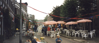 859408 Afbeelding van een buurtfeest op de Abstederdijk te Utrecht.